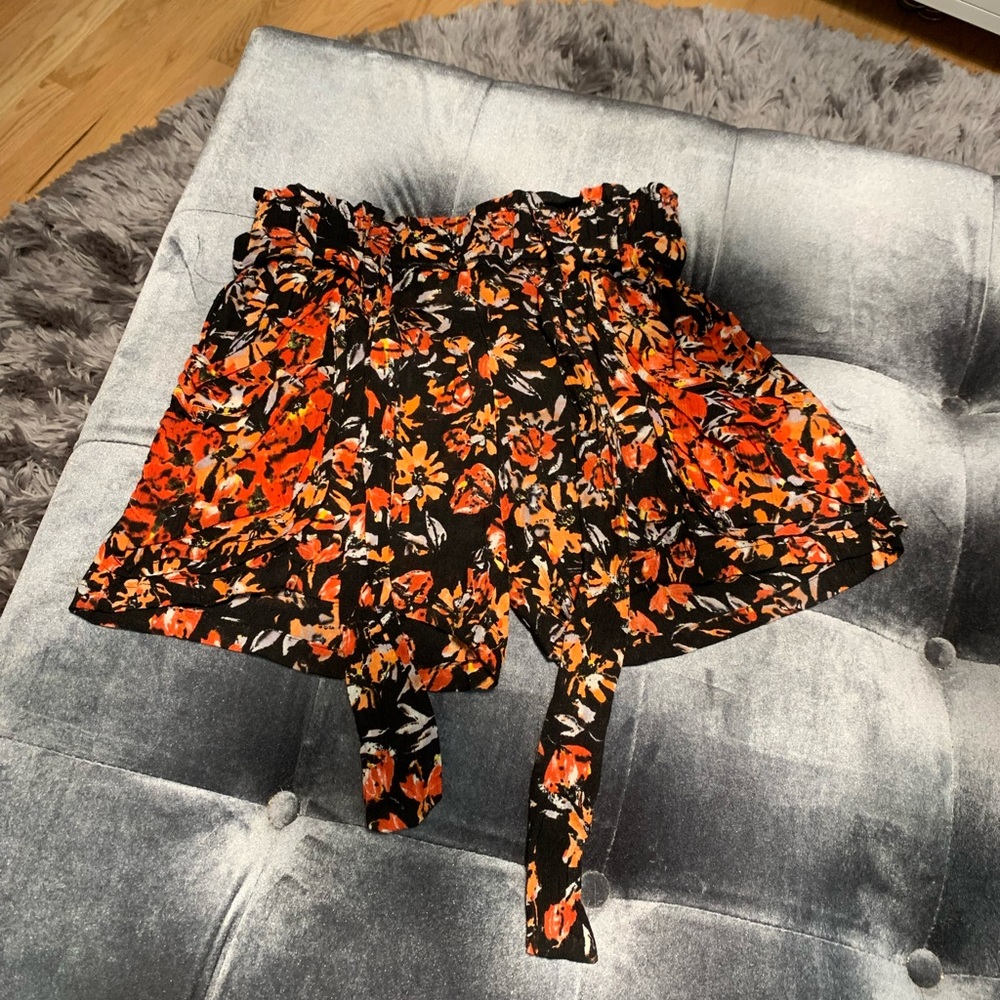 Free People call flowered shorts with pockets and tie waist